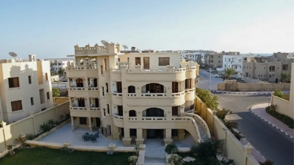 freedom-treatment-center-exterior الواجهة الخارجية لأحد مراكز فريدم، بيئة آمنة وهادئة للتعافي.